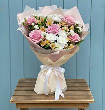 Букет цветов из:  Гвоздики, Орхидеи и Розы в Ивановском Ставропольского края