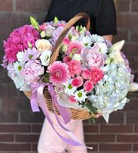 Цветочная композиция из Розы, Хризантемы, Пионы и Лизиантусы в корзине в Ивановском Ставропольского края