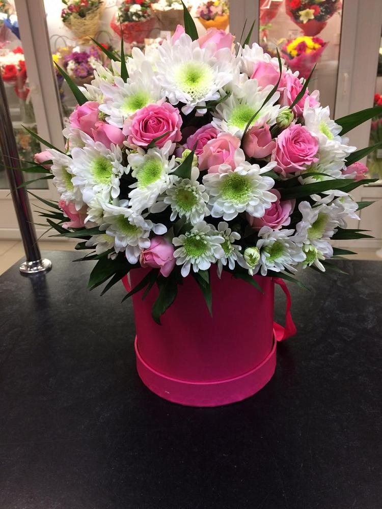 Цветочная композиция из Розы и Хризантемы в шляпной коробке в Ивановском Ставропольского края