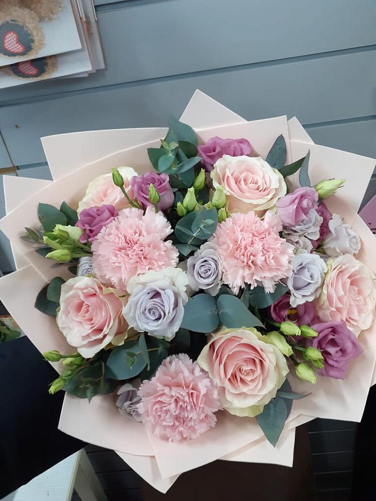 Букет цветов из: Розы, Гвоздики и Лизиантусы в Ивановском Ставропольского края