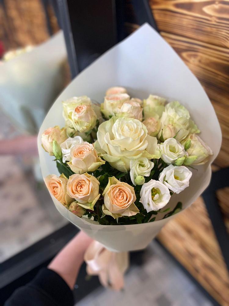 Букет цветов из: Розы и Лизиантусы в Ивановском Ставропольского края